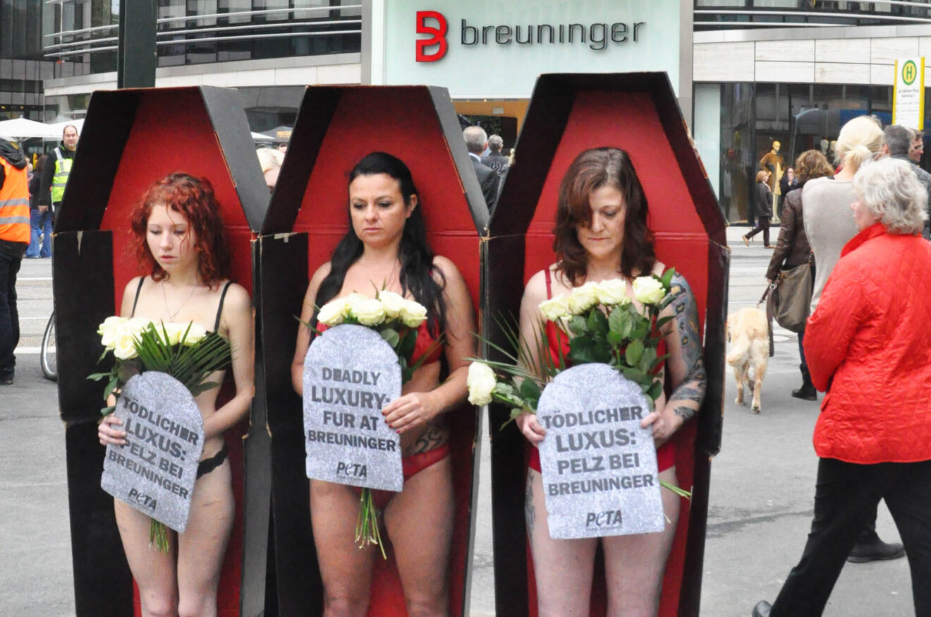 Demonstranten in Saergen zum Aufruf gegen Pelz