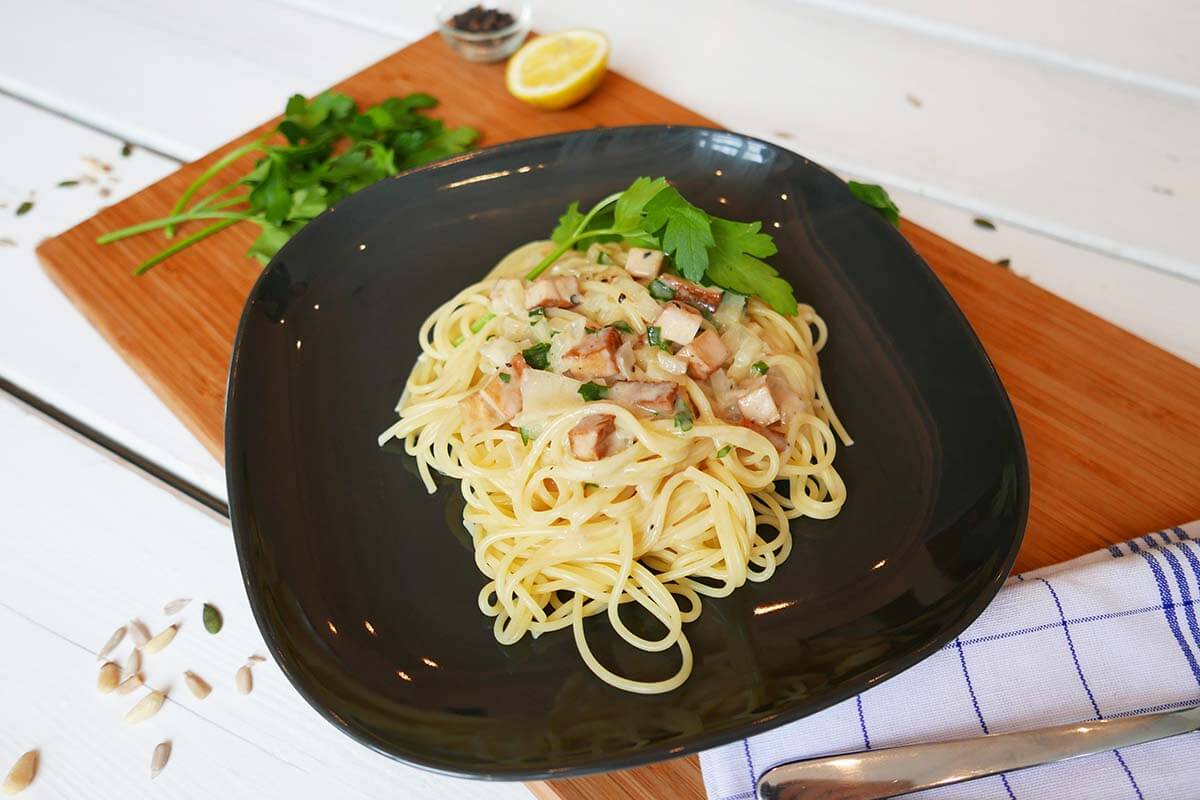 Rezept für vegane Spaghetti Carbonara mit Räuchertofu