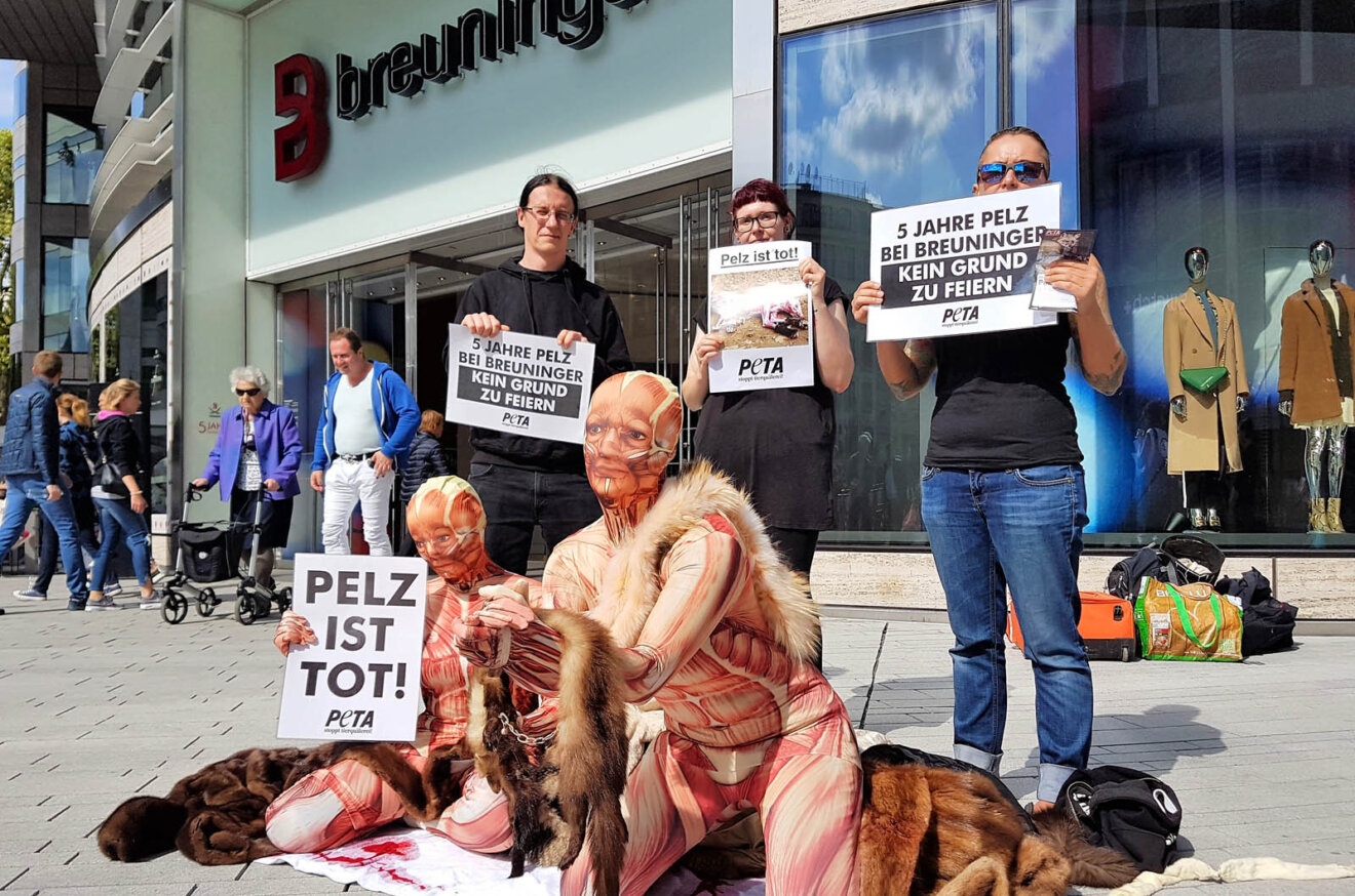 Demonstration gegen Pelz vor Breuninger