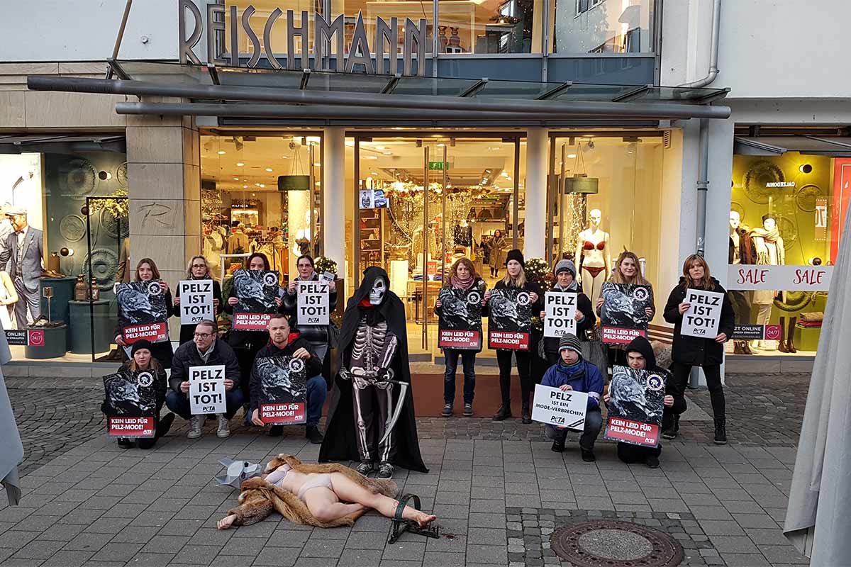 Demonstration gegen Pelz vor Kleidungsgeschaeft