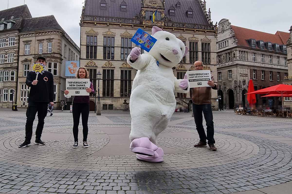 Demonstration im Mauskostuem