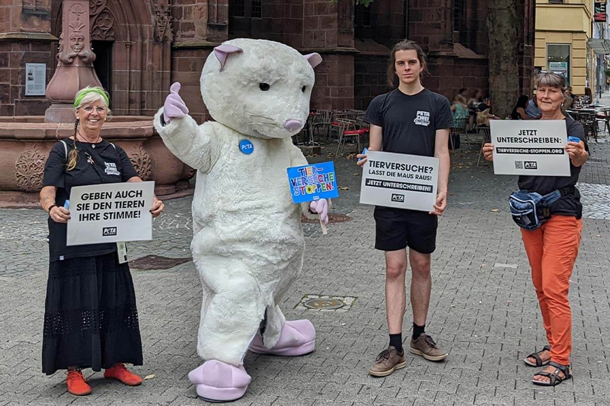 Demonstranten mit Mauskostuem