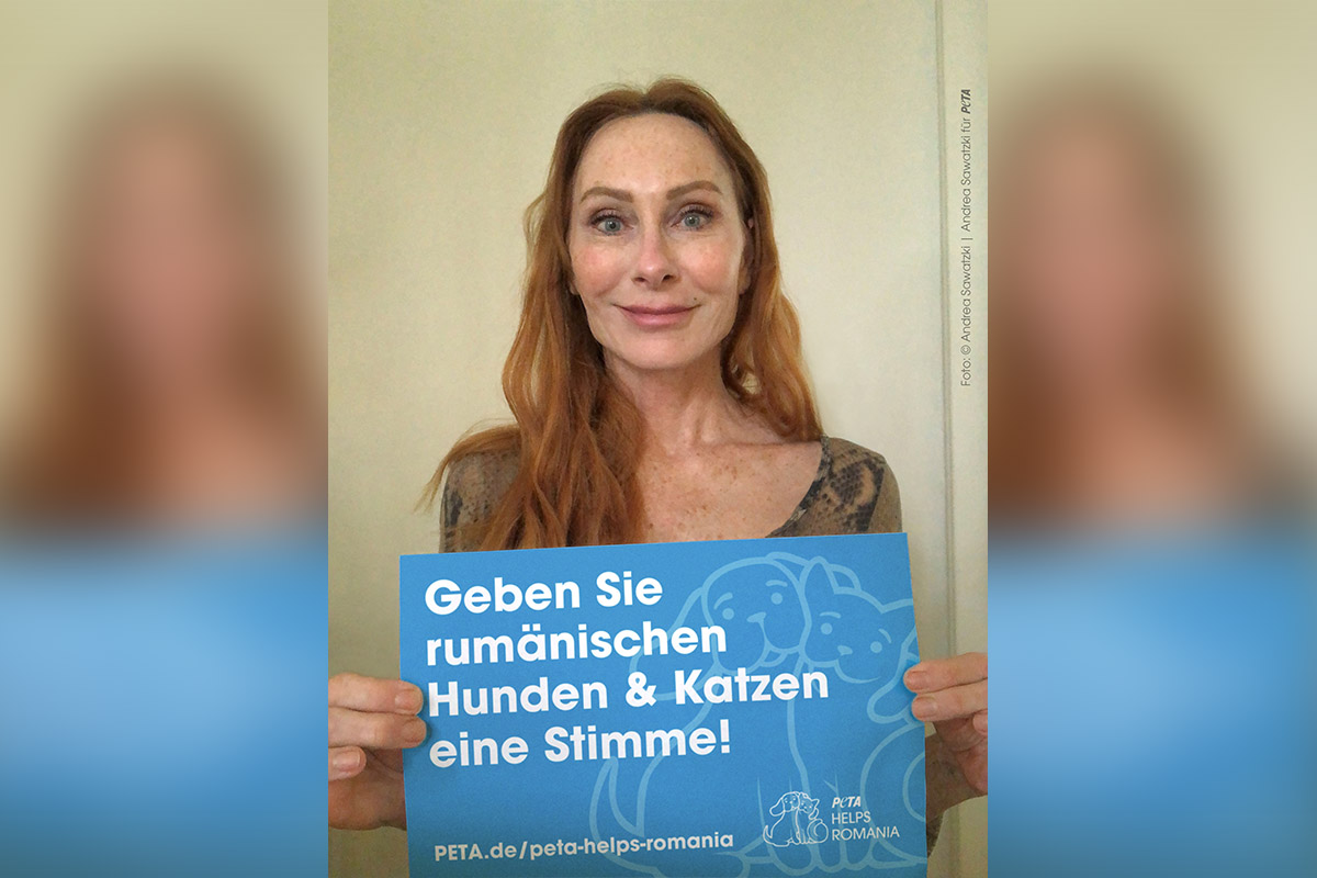 Andrea Sawatzki mit Schild in der Hand: Geben Sie rumänischen Hunden und Katzen eine Stimme