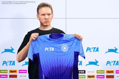 Nagelsmann mit Trikot in der Hand