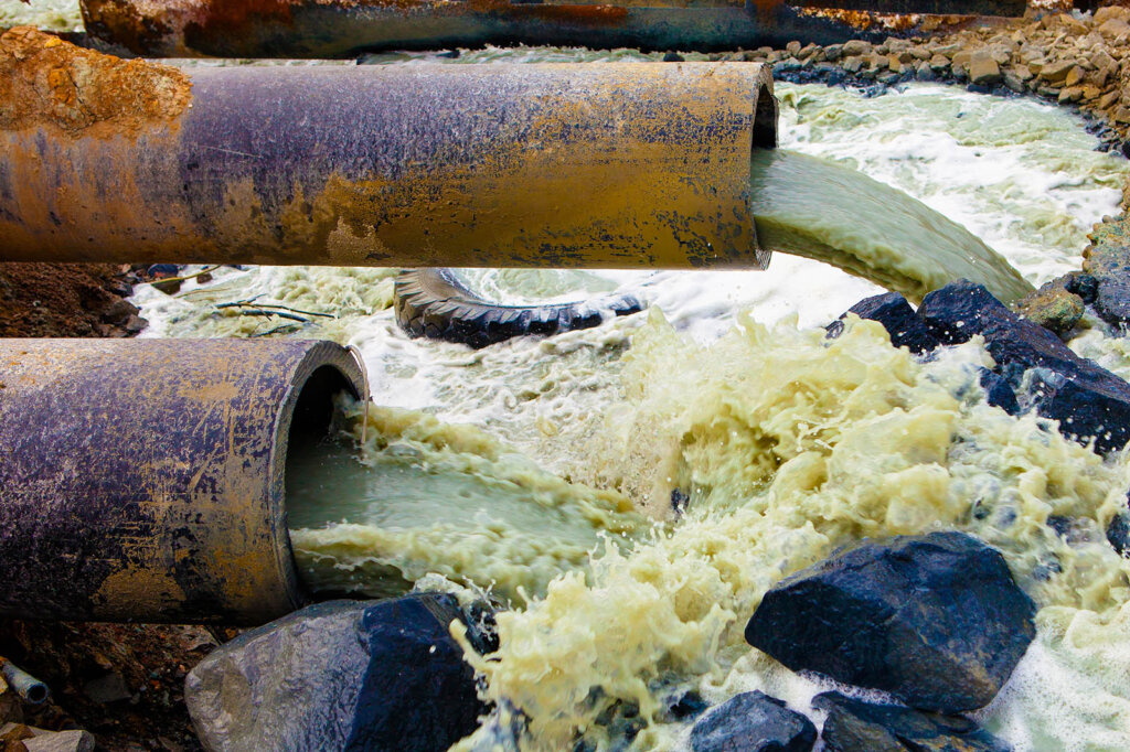 Abwasser gelangt ueber Rohre in den Fluss