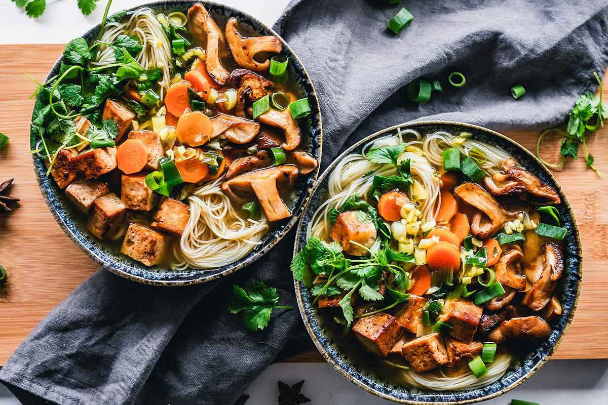 Schnelles veganes Rezept für asiatische Instant-Nudelsuppe