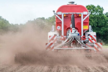 Traktor wirbelt Staub auf