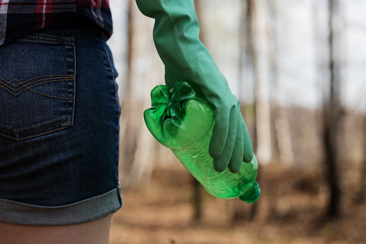 Person mit Müll in der Hand