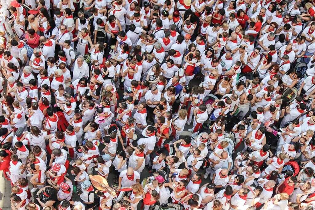 Menschenmenge beim Stierlauf in Pamplona