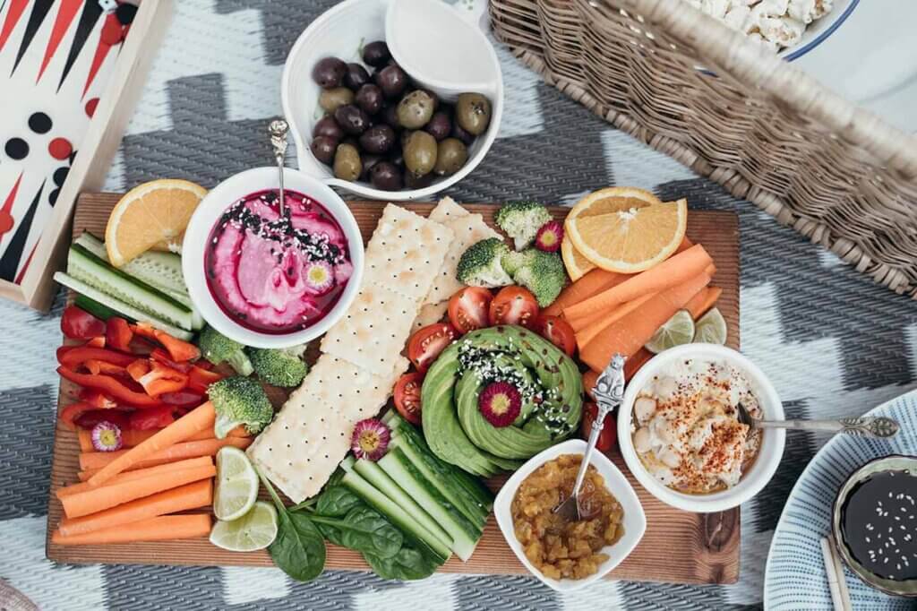 Platte mit Gemüsesticks und Hummus