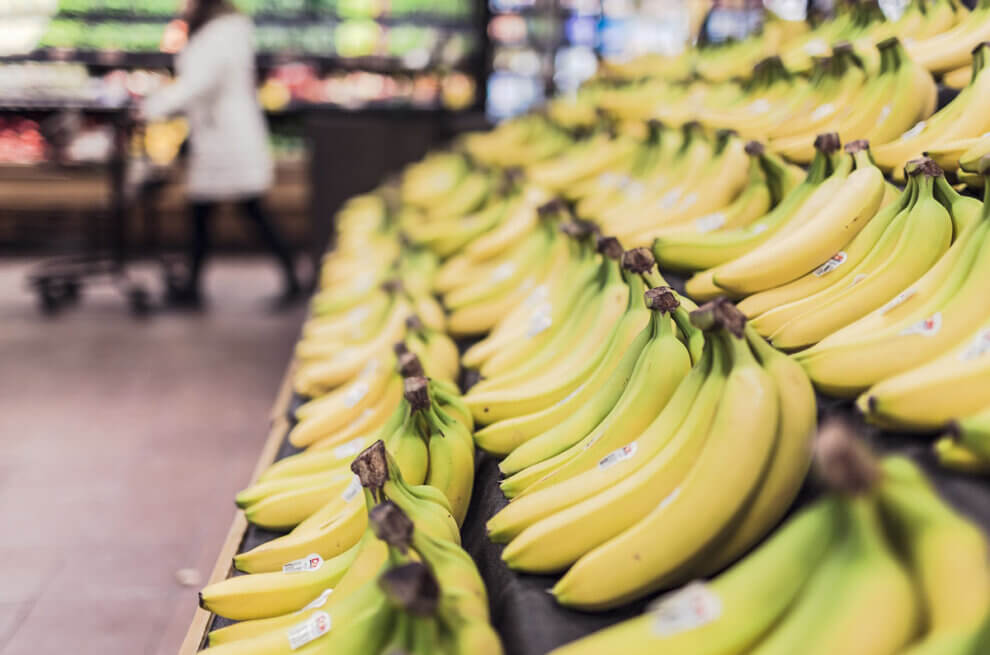 Bananen im Supermarktregal