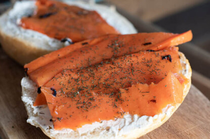 Veganer Fisch auf einem Broetchen.