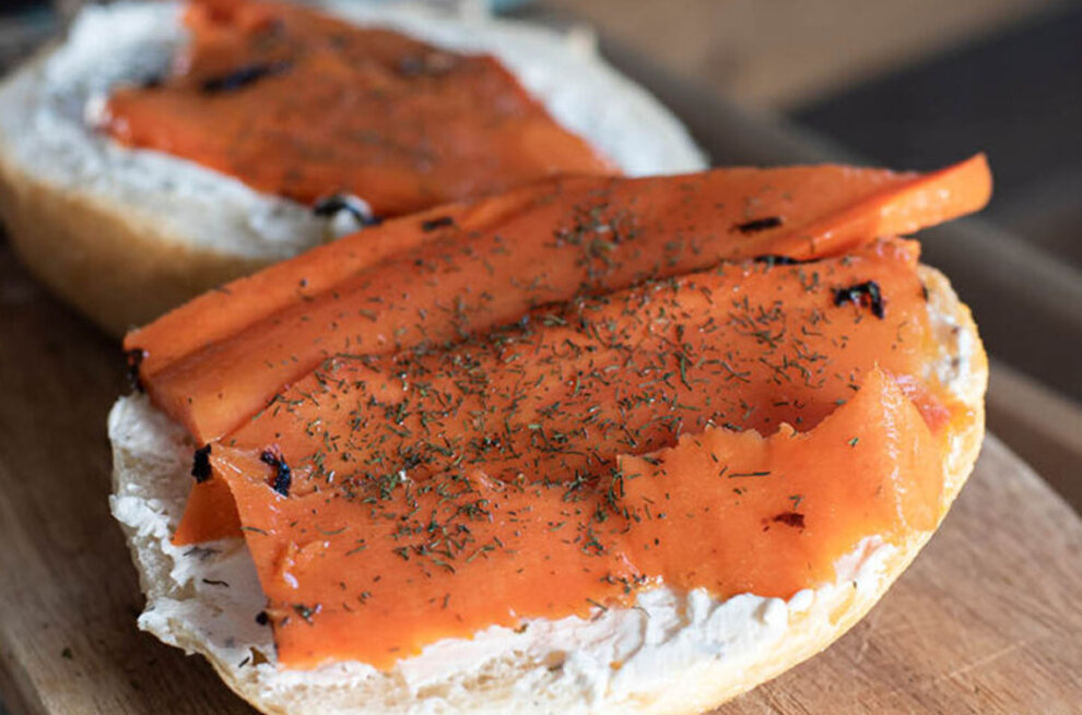 Veganer Fisch auf einem Broetchen.